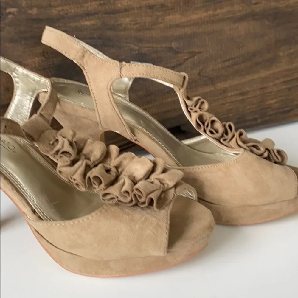 💙Hot Tomato Rylie Suede Look Platform Beige 6‎